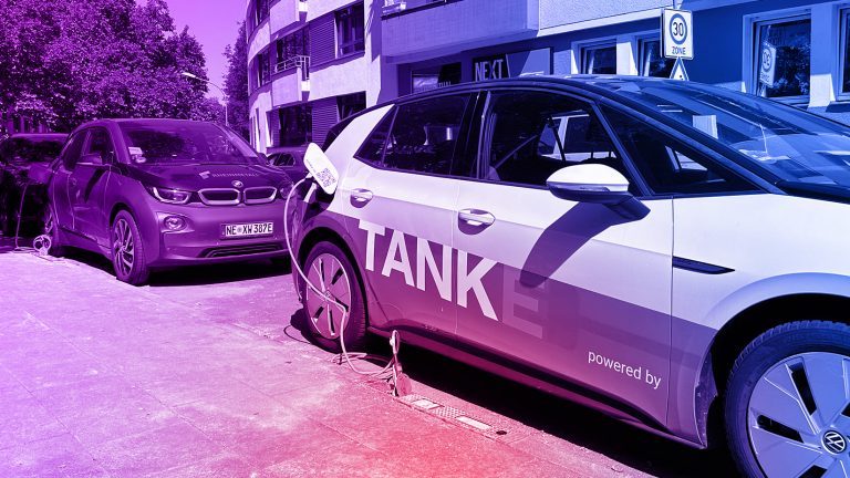 Elektroauto lädt am Ladebordstein in der Herbert-Lewin-Strasse in Köln