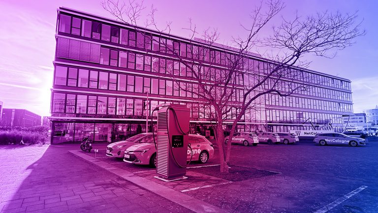 Parkplatz der NetCologne mit Ladestationen
