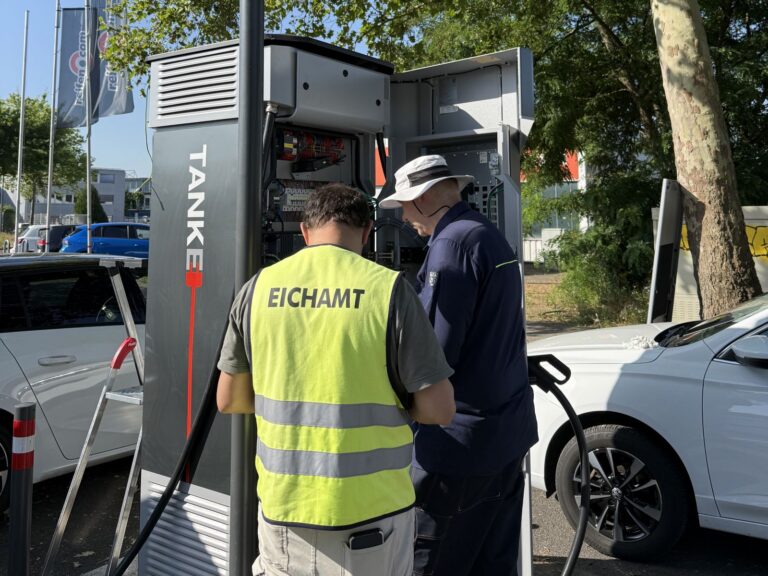 Mitarbeiter vom Eichamt demonstrieren Nacheichung an TankE Ladestation